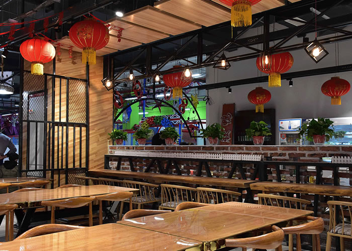 我们青岛工装公司在本次餐饮改造中，甲方特意委託设计师打造成当地独具一格的彝族特色餐厅。