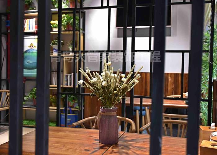 青岛大管家装饰将不同材质比例相互结合，打造简餐、休闲打卡的有温度的“家”概念用餐空间。